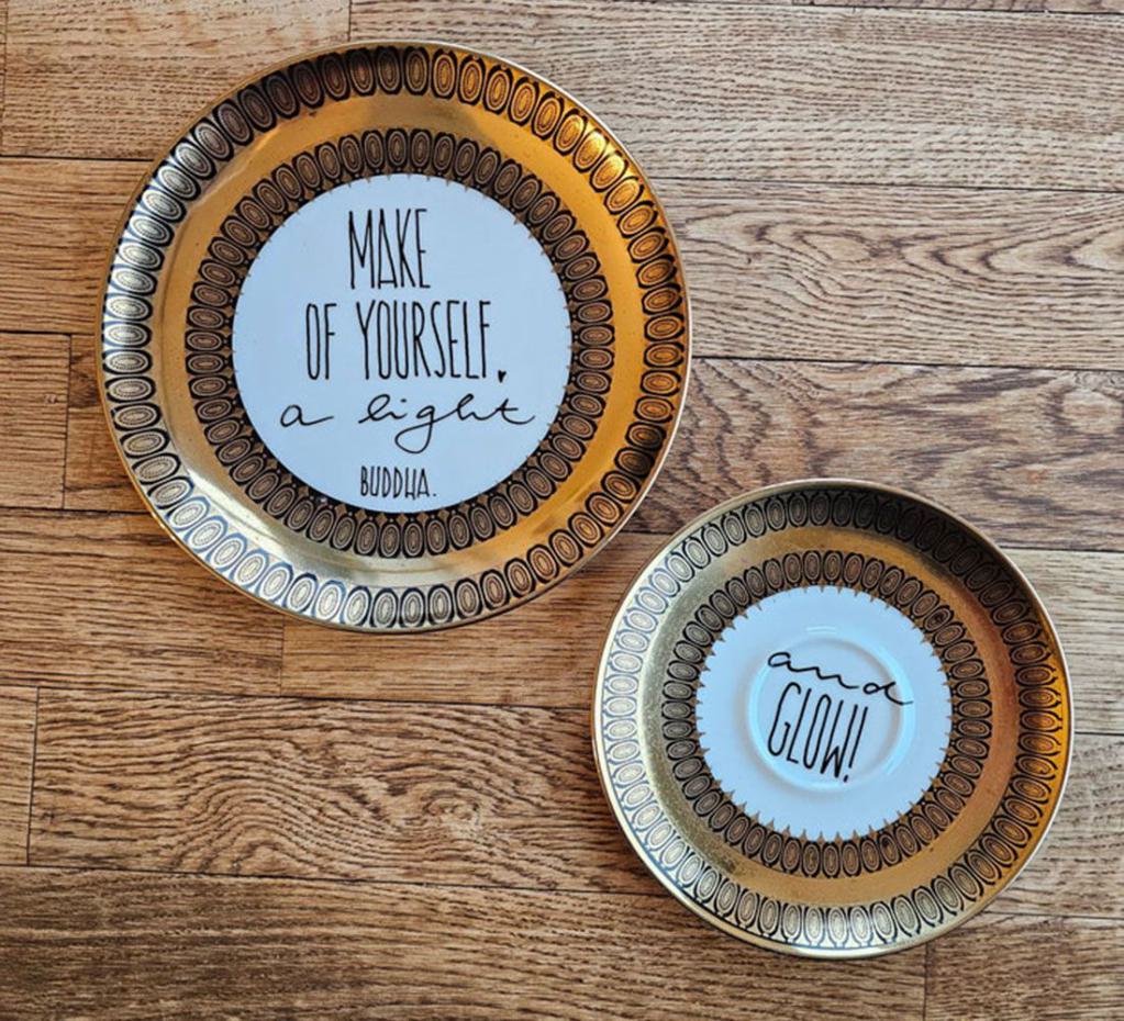 Goldverzierte Vintage-Teller mit dem Zitat 'Make of yourself a light' von Buddha und 'and glow!' in handgeschriebener Schrift.